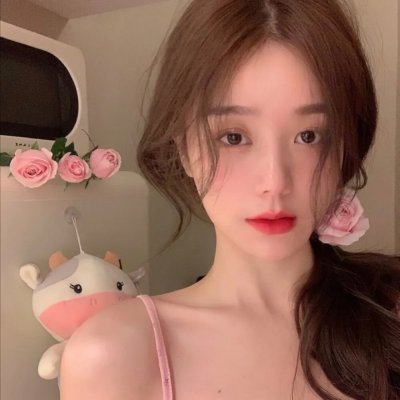 走进酒吧的女孩